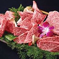 【元祖・松阪牛の味比べができる焼肉店】松阪牛焼肉Ｍでは、松阪牛の枝肉を一頭丸ごと買付けしているため、さっぱりとした赤身のモモ肉から、たっぷり霜降りのサーロインまで、種類豊富に松阪牛を味わっていただけます。一般部位からホテルやステーキハウスで提供するようなプレミアムなお肉も、味比べしていただけます。