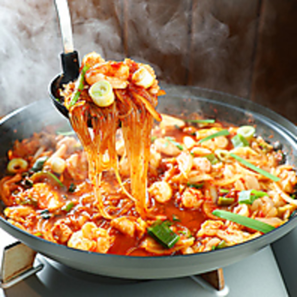 ホルモンと海鮮を組み合わせた韓国で定番のナッコプセ2-3人前4400円(税込)辛さが後を引くおいしさ！