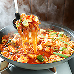 ホルモンと海鮮を組み合わせた韓国で定番のナッコプセ2-3人前4400円(税込)辛さが後を引くおいしさ！