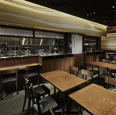 磨き上げられたステンレスの厨房と、温もりある木の質感が調和した空間で、臨場感あるひとときをお楽しみいただけます。