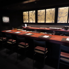 職人の技を間近で楽しめる◎カウンター席♪ 目の前で繰り広げられる調理風景は、視覚も味覚も刺激する特別な時間です。お一人様からカップルまで、贅沢なひとときをお過ごしいただけます。