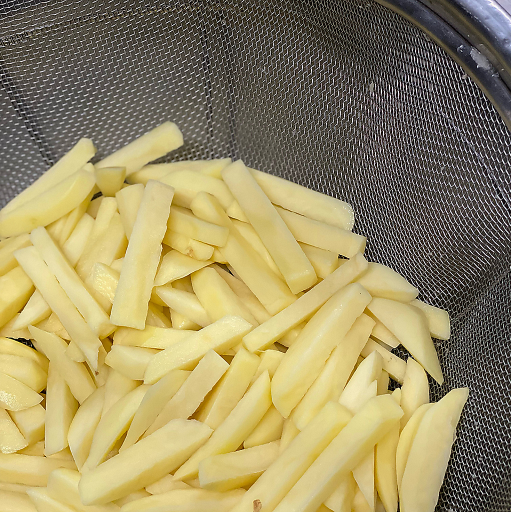 既製品を使わない本気のポテトフライ！口に吸い込まれます。
