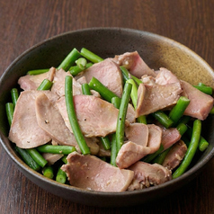 タンとニンニクの芽の塩だれ炒め