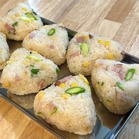 一日の締めくくりに。日替わりの炊き込みおにぎり☆