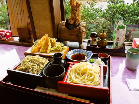 石臼で自家製粉した九割そば。こしのあるうどん、揚げたての天ぷらなどこだわりの味。