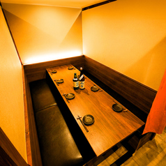 【大切なひとときを、ゆったりと個室で◎】3名様~6名様でご利用いただける落ち着いたテーブル席は、周囲を気にせず語らえる寛ぎ空間。デートやご友人との集まり、ご家族でのお食事にもぴったりです♪お客様の人数やシーンに合わせて、◎完全個室 ◎半個室 など多彩なお席をご用意。