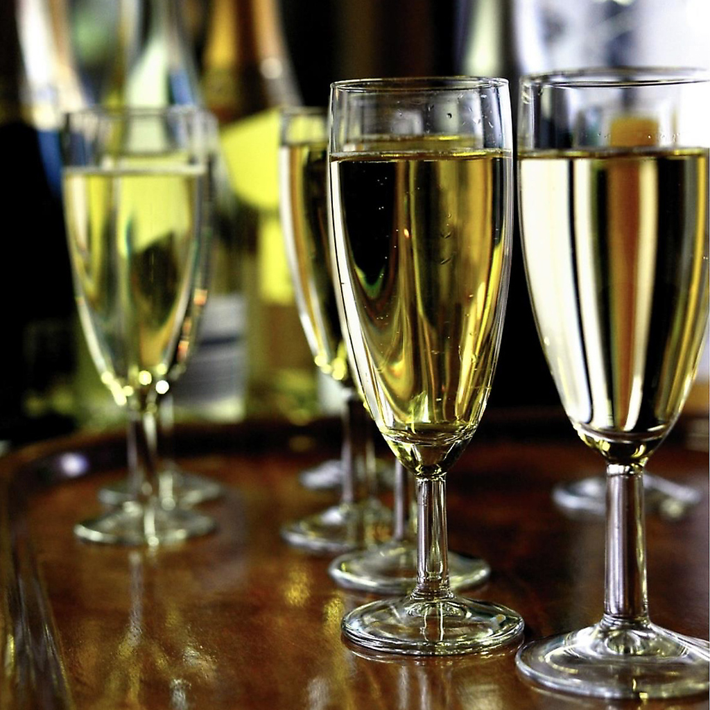 今なら、すべてのパーティコースに乾杯用スパークリングワイン1杯が付いています。