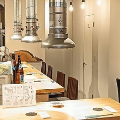 お一人様利用も大歓迎！カウンター席が12席、4名掛けのテーブルを１つご用意している店内となっています。仕事帰りにおいしい海鮮やお肉が食べたくなった際はぜひ、当店にお立ち寄りください。店主が厳選したお酒とともにお客様をお出迎え致します。