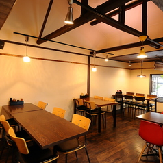 【2階】最大25名様まで収容可能な2階のテーブル席。フロアが分かれているため、大人数でのご宴会も一体感を持って楽しめます。開放的で清潔感のある空間は、忘新年会にも最適です◎