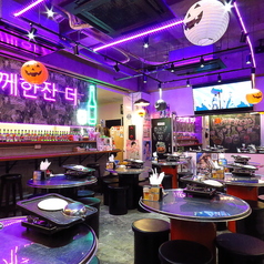 テーブルや看板、音楽など韓国を思わせる店内。