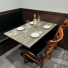 当店の4名様用テーブル席は、親しい友人や家族との食事に最適です。木の温もりを感じるデザインが、落ち着いた雰囲気を演出します。彩り豊かな美味しい料理やドリンクと共に楽しい会話が広がります。心温まる料理と共に、特別な思い出をお作りください。お待ちしております！