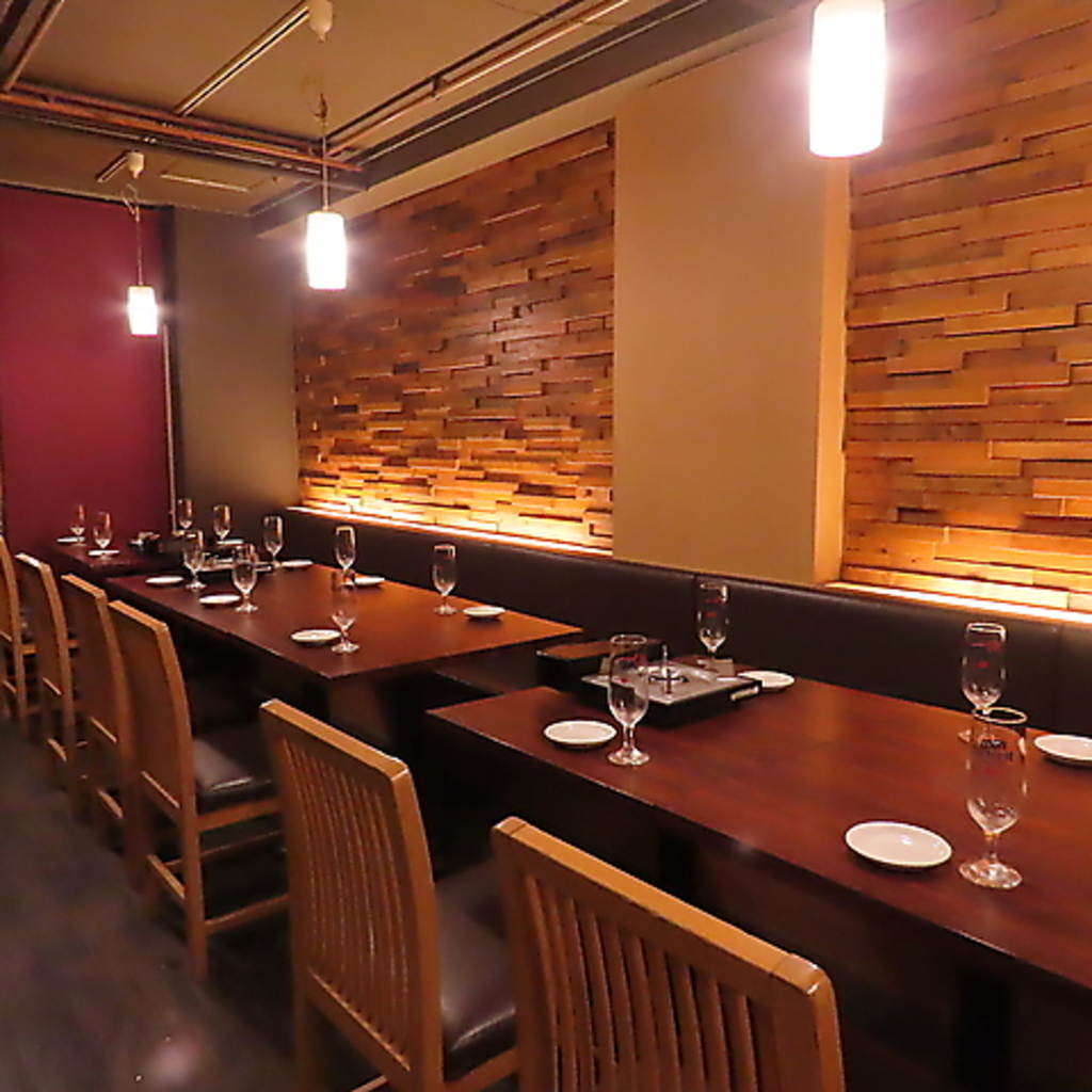 ビル地下にて営業中☆木目調で大人びた風情漂う店内は、カジュアルにもムード重視にも幅広くご利用OK