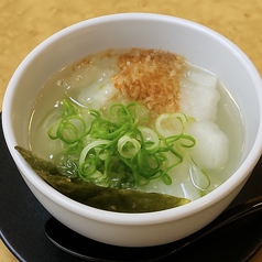 自家製ワンタンスープ。高い評価を得ている一杯です。