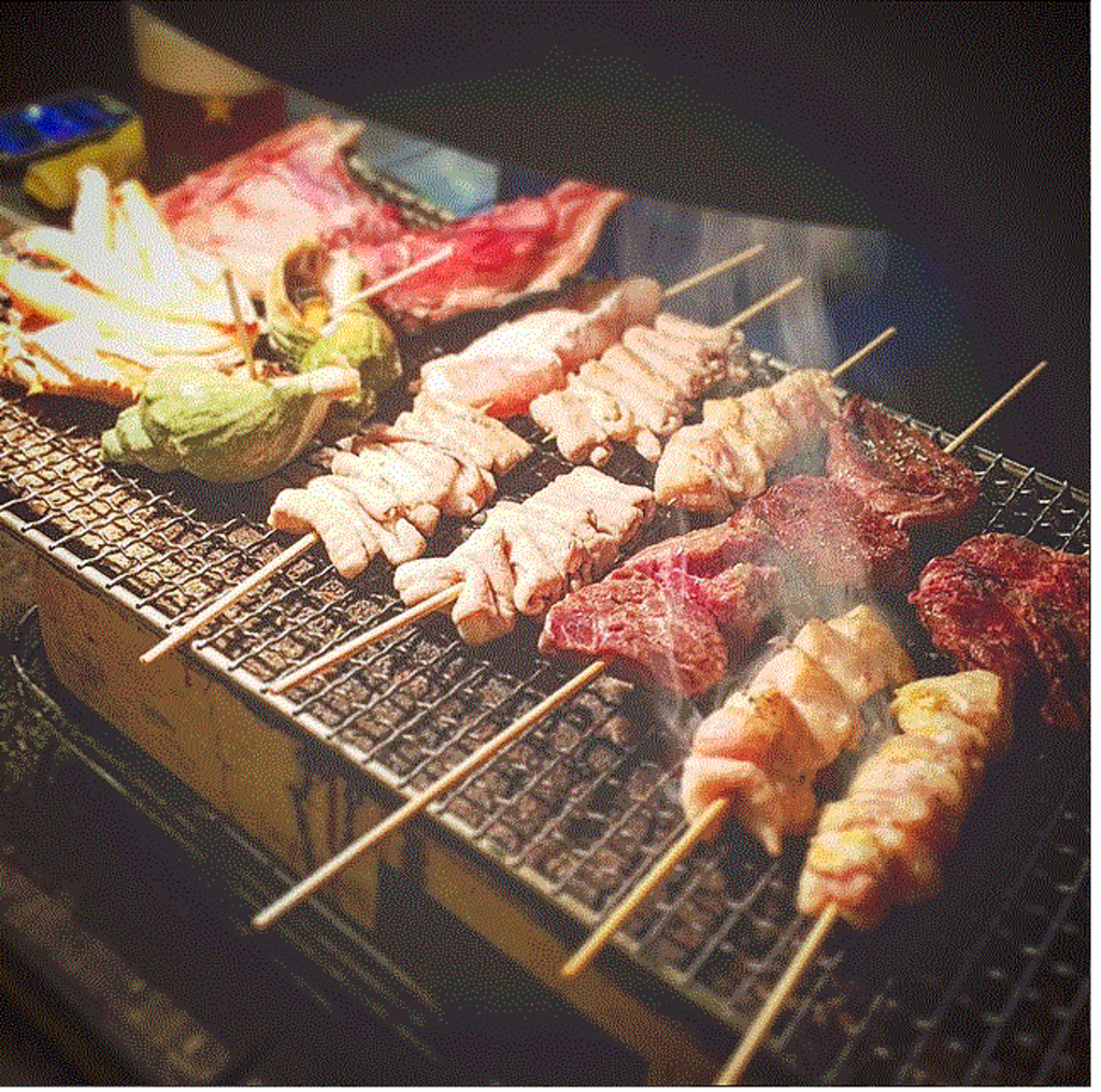 まるで海の家のような空間で炭火焼きを堪能！単品料理も豊富にご用意、長年愛されているお店です。