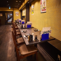 情緒溢れるテーブル席。気軽に盛り上がれるのが嬉しいポイント。ついつい長居したくなる、そんなお席です。