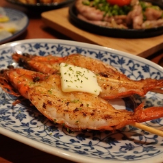 皮も丸ごと！大海老バター醤油串