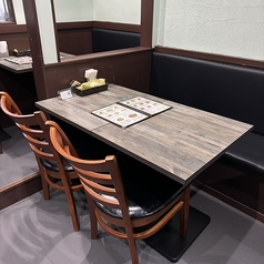 東京メトロ葛西駅から徒歩約10分の当店では、4名様用のテーブル席を完備しています。親しい友人とのランチや、家族とのディナーに最適です。柔らかなソファシートが、リラックスした雰囲気を提供し、スパイシーなカレーやサクサクのナンを楽しみながら、心温まる会話をお楽しみいただけます。