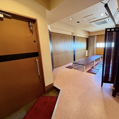 座敷宴会最大50名までＯＫ！全て座敷席に改装しました。学生宴会や歓送迎会などゆったりと座敷で飲み会を楽しもう！貸切は30名様以上で可能！