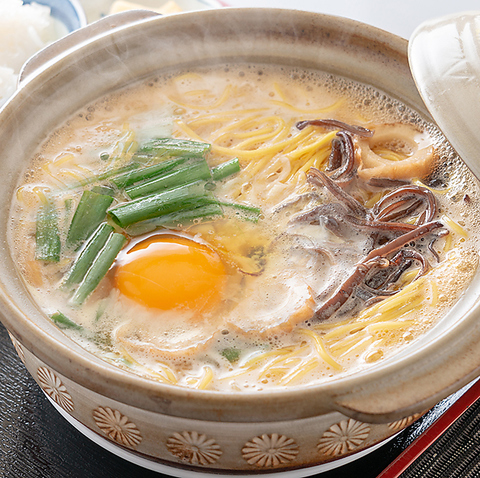 創業昭和51年の老舗が提供する、鶏の旨味がぎっしり詰まったこだわりの鍋焼きラーメン
