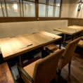 店内にはグループでのご利用時にも便利なテーブル席を多数ご用意しております。ご友人とのお食事や仕事終わりの飲み会など、いつでもお気軽にお立ち寄りいただけます！
