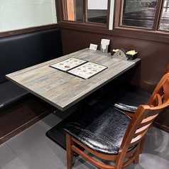 当店の4名様用テーブル席は、女子会やママ友会に最適なスペースです。明るい窓際の席で、特製のカレーや新鮮なサラダを囲みながら、楽しい会話を楽しむことができます。快適なソファシートが、リラックスした雰囲気を提供し、心温まるひとときを演出します。
