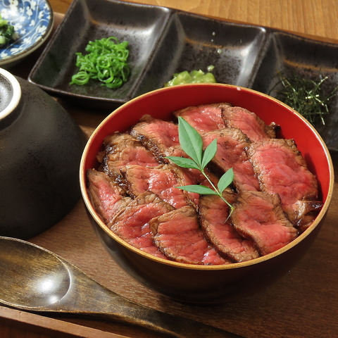 和牛と牡蠣を使用した名物料理と日本酒×広島鉄板焼きが堪能できるお店。