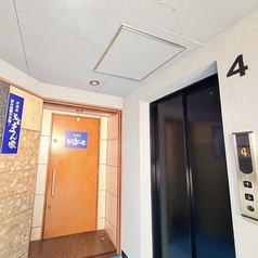 座敷宴会最大50名までＯＫ！全て座敷席に改装しました。学生宴会や歓送迎会などゆったりと座敷で飲み会を楽しもう！貸切は30名様以上で可能！