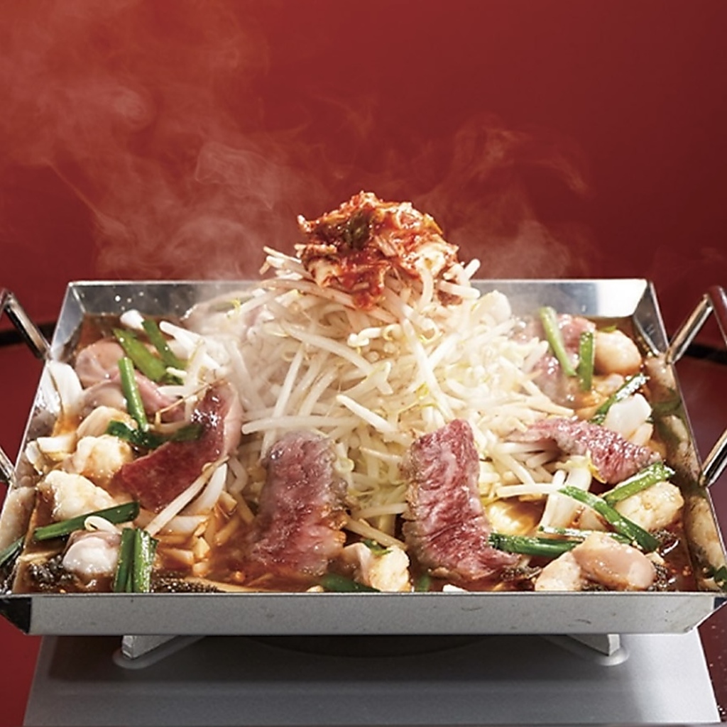 旨辛ダレとジューシーな肉汁が絡んだチョンゴル1760円(税込)好みで旨辛パウダーやコプチュもどうぞ！