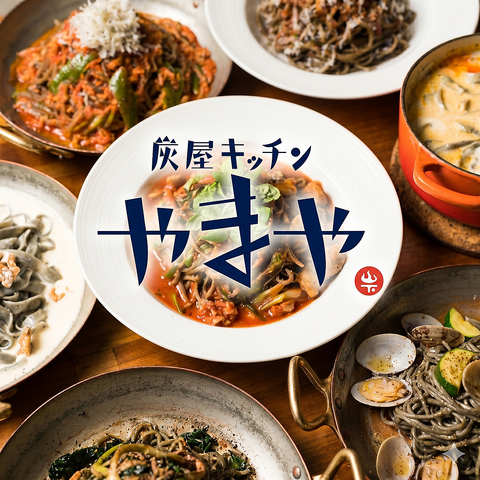 お洒落な炭火焼きバルで自家製パスタや新鮮な野菜、ワインをお楽しみください。