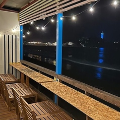 目の前に広がる海を一望できるカウンター席は、デートにぴったりの特等席。波の音をBGMに、夕日とともに過ごす時間はまさに特別なひととき。記憶に残るロマンチックな時間を演出します。