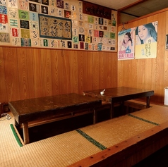 ゆったりとお寛ぎいただきたいという店主の想い、テーブルいっぱいになるお料理を楽しんでいただきたいという想いからお座敷は本来6名様対応のお席を３名様まででご案内しております。周りを気にせずゆったりとお寛ぎいただけるので、ご家族やご友人との食事に最適です。