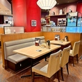 店舗奥左手、4名テーブル×１、2名ターブル×１，最大6名で利用可です☆