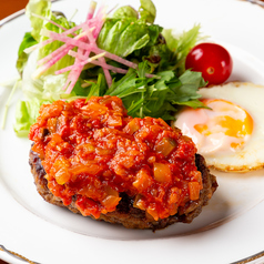 トマトと夏野菜ソースのハンバーグ