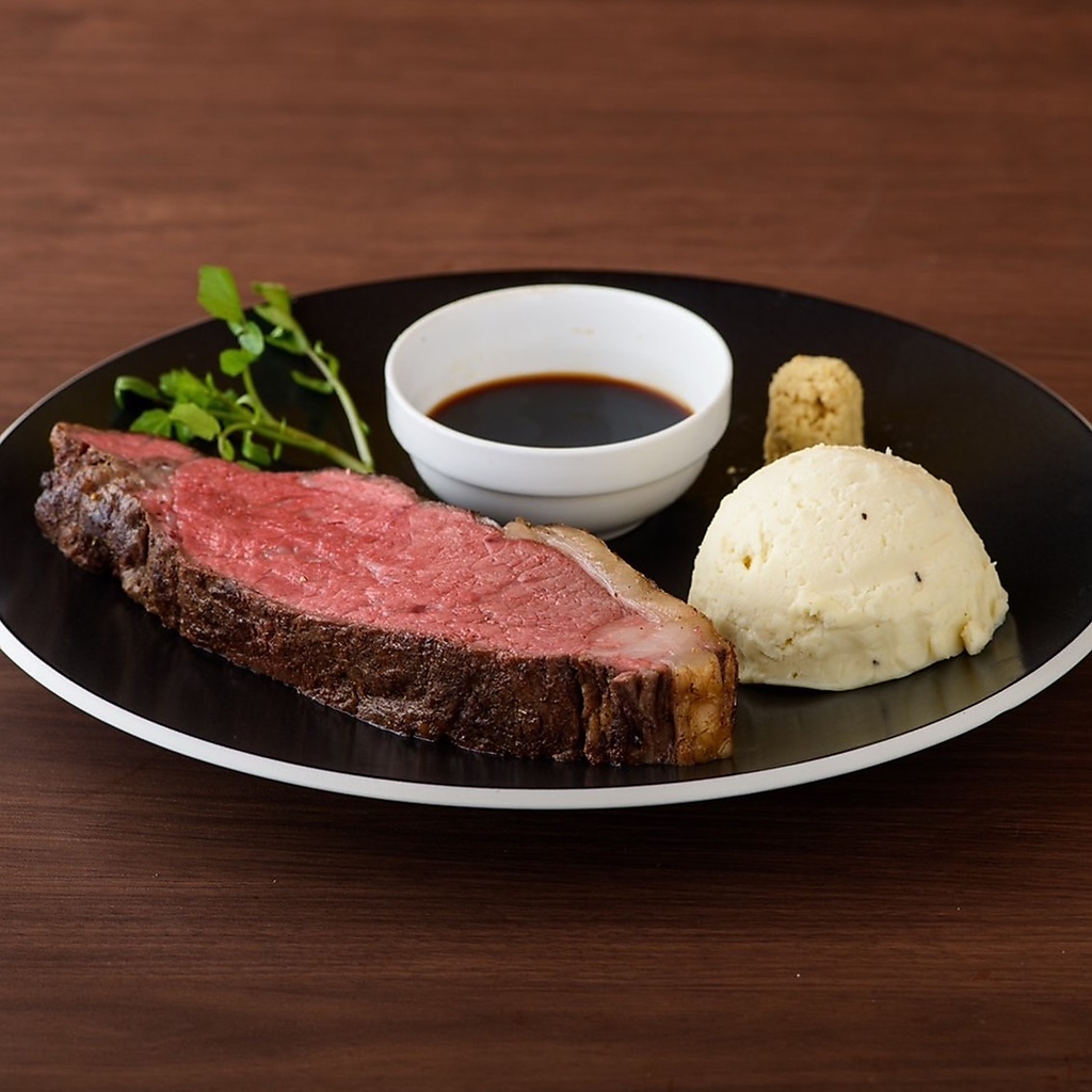 【プライムサーロインステーキ】柔らかく、ジューシーで肉本来の味を楽しめる一品です。