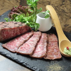 お肉料理も◎　宮崎牛のイチボ炭焼きタタキの写真