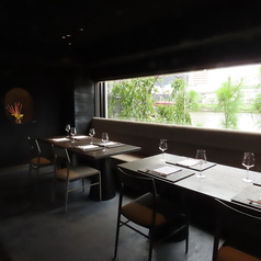 少人数でのご利用にぴったりな、落ち着いた雰囲気の個室です。大切なご友人との食事や、記念日のお祝いなど、様々なシーンでご利用いただけます。