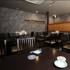 2名掛けのテーブル席は、デートにぴったりの落ち着いたスペースです。大切な人との特別な時間を、アットホームな居酒屋で過ごしてみませんか？リラックスした空間で、心温まるひとときをお楽しみください。