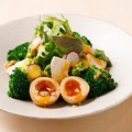 料理メニュー写真&nbsp;蒸し鶏と煮卵のサラダ