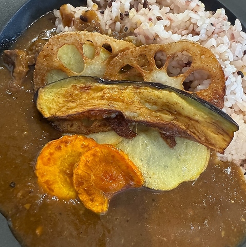 旨み溢れる３種類のスープカレーと、厳選お肉のジンギスカンを堪能。