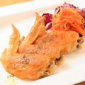 料理メニュー写真 国産鶏手羽先のコンフィ、ブラックペッパー風味