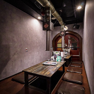 炭火焼肉昭和ホルモン 十三店の雰囲気1