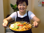 韓国出身のオモニ（お母さん）が作る本場の味を楽しめます。