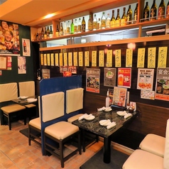 【6名向けのソファ席も◎】昭和の居酒屋をイメージし、表参道には無い、昔ながらの落ち着ける店内。ゆったり広々とした店内で、手間がかかったお料理をリーズナブルにご堪能いただけます！