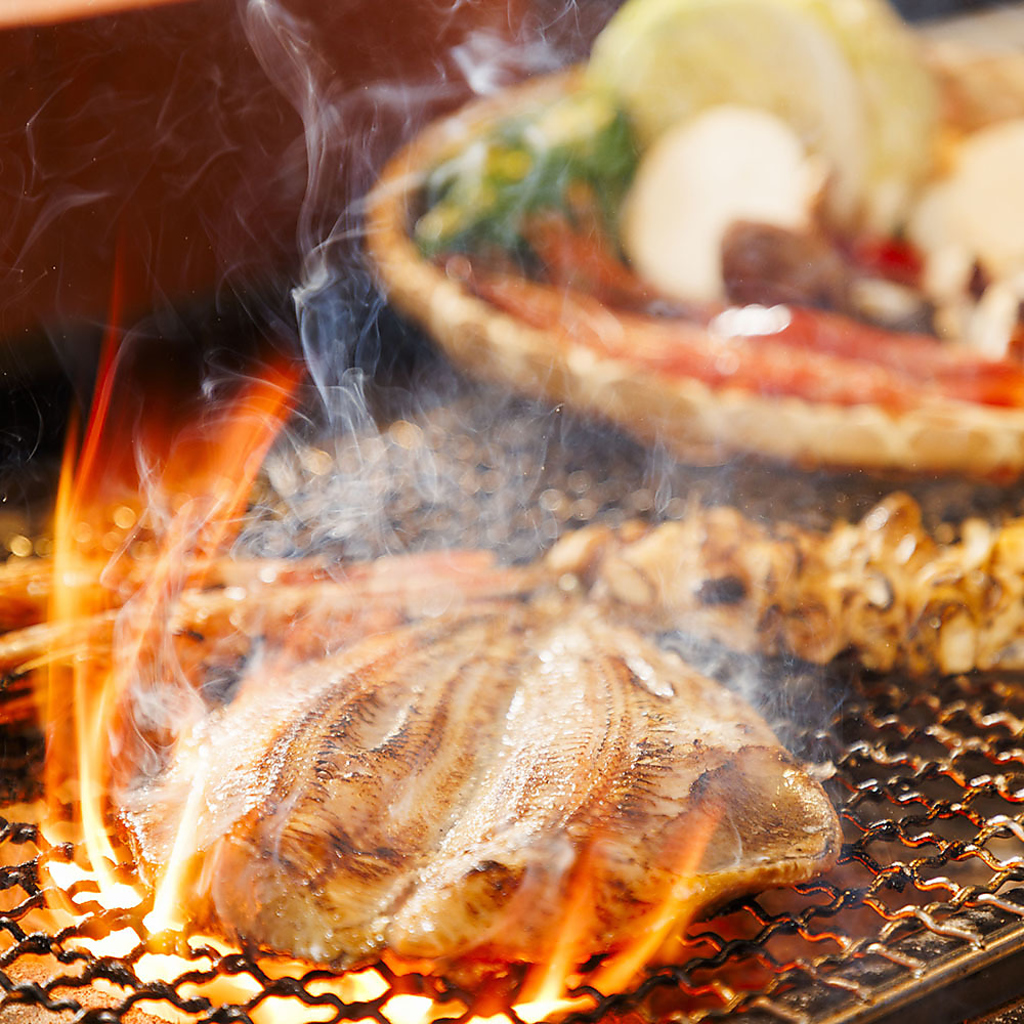 ～当店看板～ 【 海鮮 ・ 網焼き炉端 】。本日の素材を 特別・備長炭でじっくり、網焼きに。
