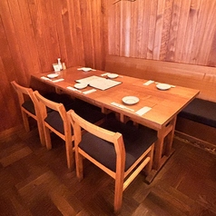 テーブルをつなげて7名～12名様でのご予約もOK！大人数では14名～26席でご予約が可能です