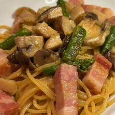 燻製ベーコンと茸とアスパラのソテーパスタ