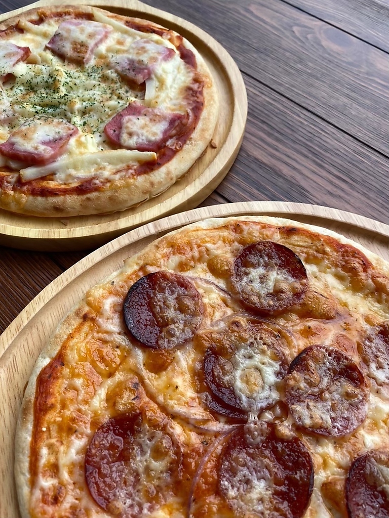 ガーリックサラミやポテトベーコンなど直径約30cmのピザ！みんなでシェアしてお召し上がりください。