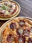 ガーリックサラミやポテトベーコンなど直径約30cmのピザ！みんなでシェアしてお召し上がりください。