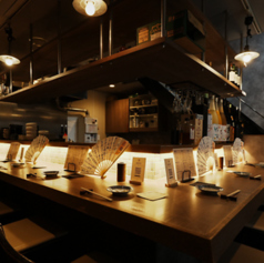 10席あるカウンター席は一人飲みやデートにもお気軽にご利用いただけるお席です。当店スタッフとの会話を楽しんだり、ライブ感を味わったり、特別な時間をお過ごしください。居心地の良いカウンターで素敵なひとときをお楽しみください。