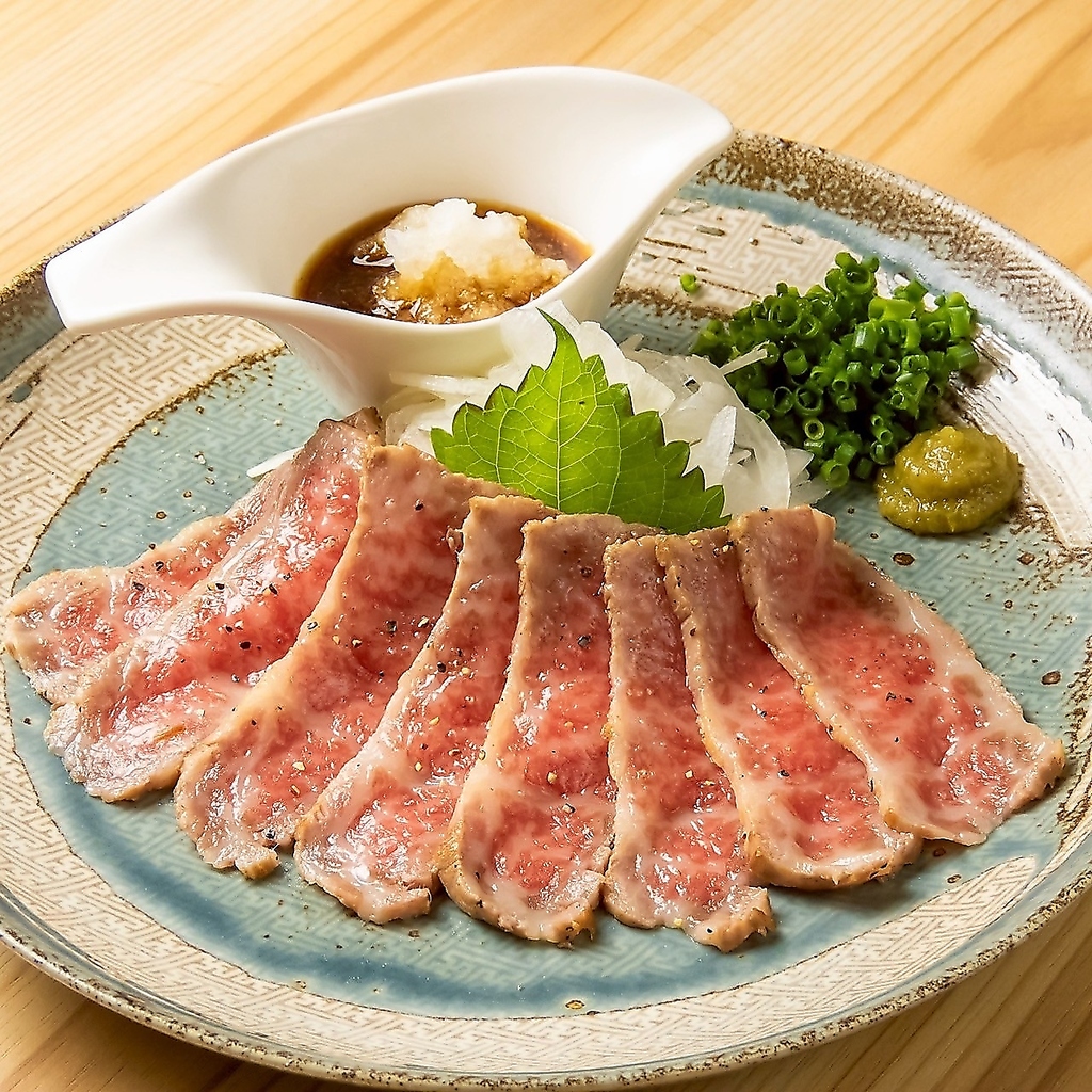 特選和牛を贅沢に使用した「和牛たたき」1540円(税込)◆うまみととろける食感をぜひご堪能ください。